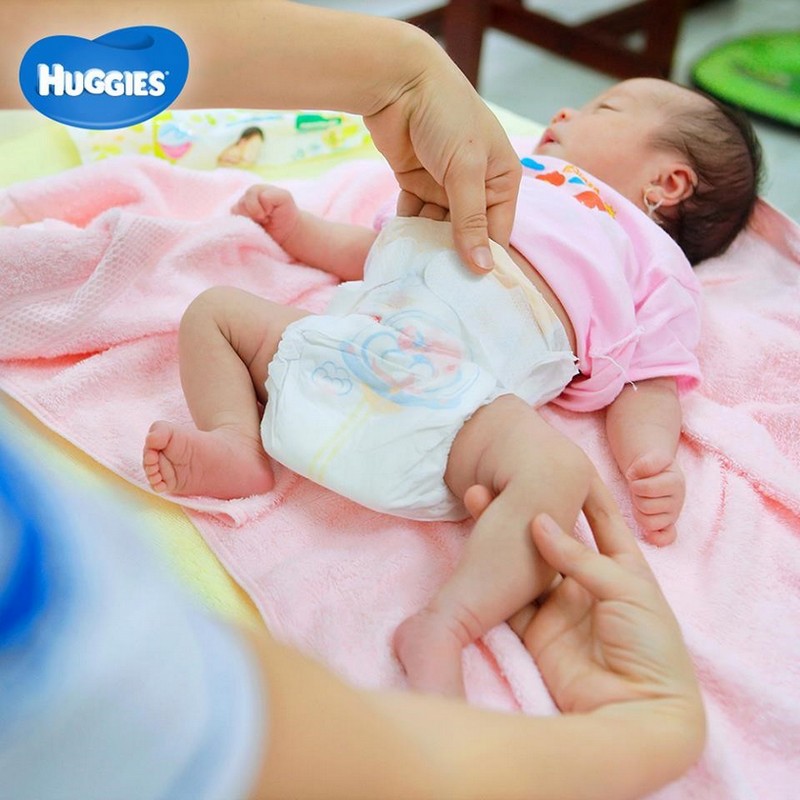 Cách thay tã dán cho trẻ sơ sinh chuẩn nhanh mẹ nên biết  Huggies